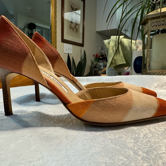 Manolo Blahnik 37 Linen Ombre Heels. Beige, orange, wooden 3” heels. - Picture 3 of 9